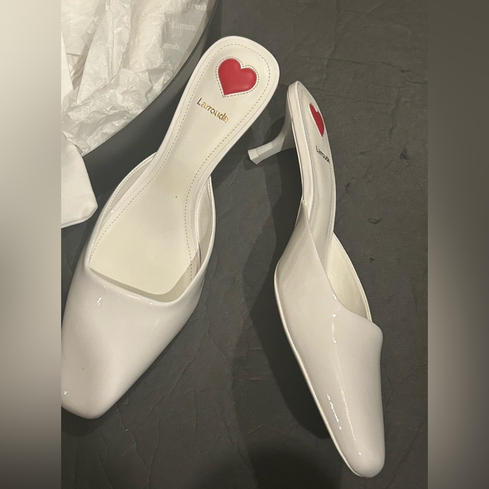 Larroude white patent Leather slip on Mule Size 8.5 New with heart shaped box - Picture 8 of 11
